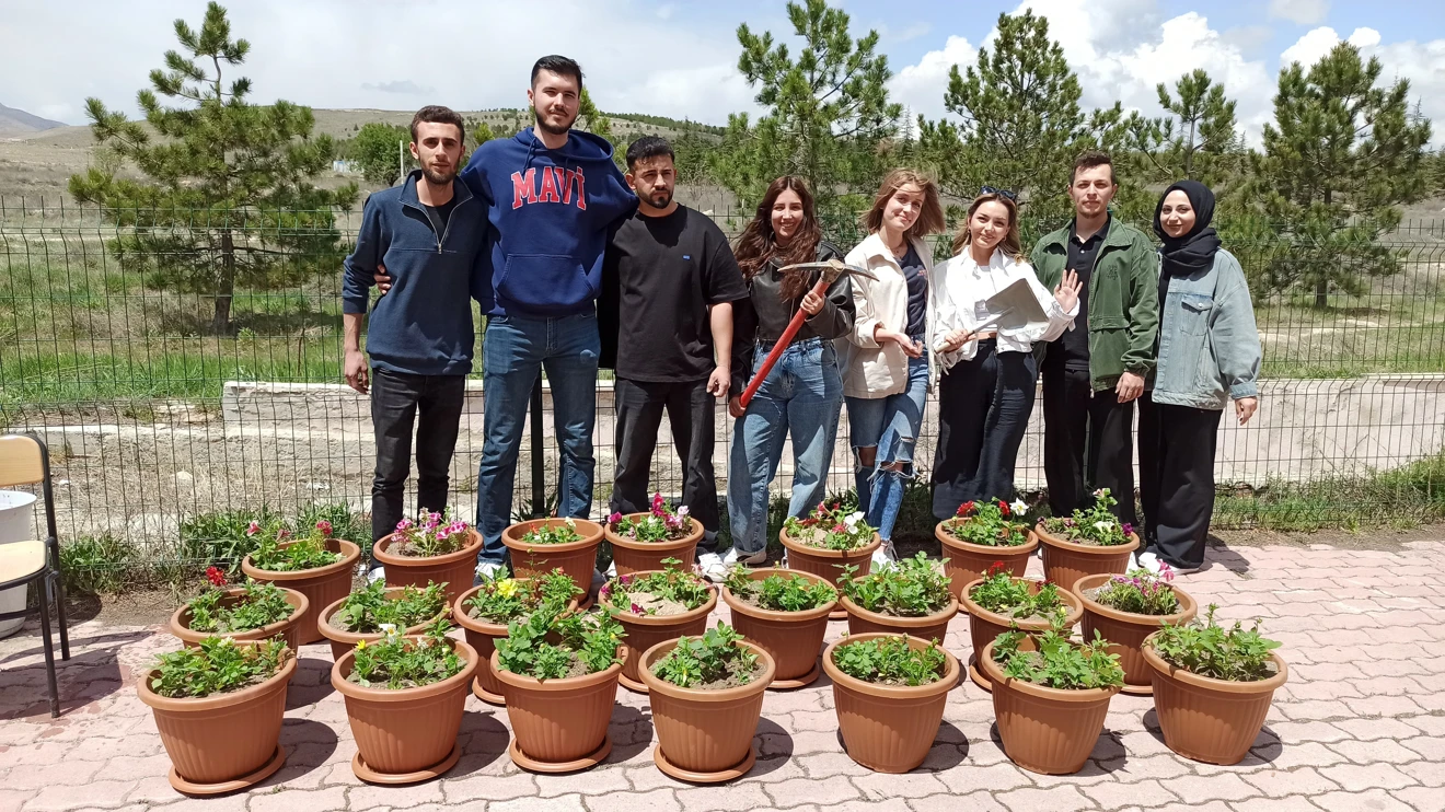 Sivil Havacılık Yüksekokulu'nda Çiçek Dikme Etkinliği